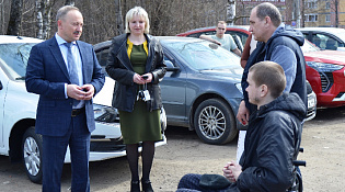 Управляющий ОСФР по Костромской области вручил ключи от новых автомобилей двум костромичам, пострадавшим на производстве