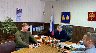 Глава района Юрий Метелкин организовал для учащихся школ концерт патриотической песни